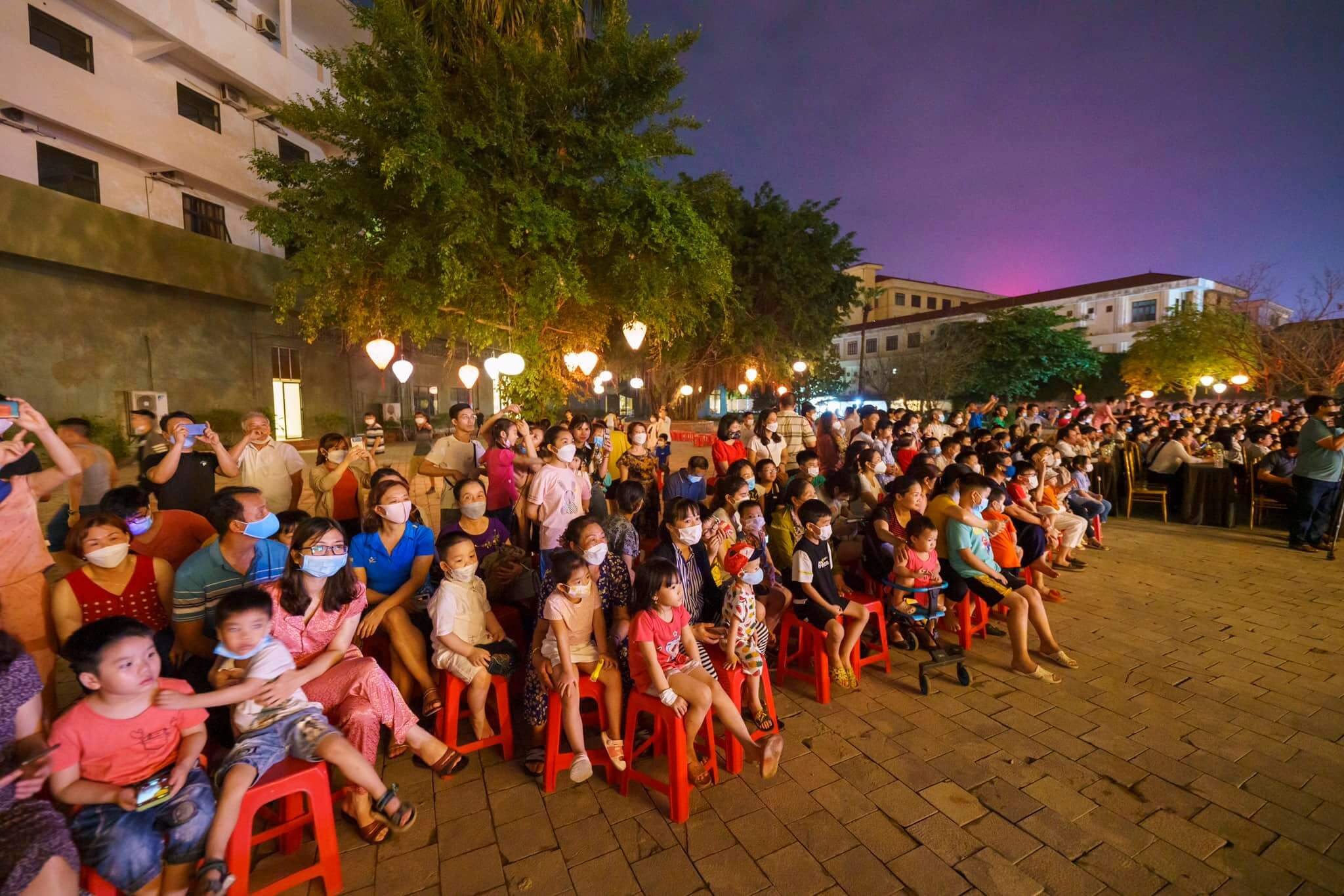 Ninh Binh people experience sparkling night in Ancient Pho