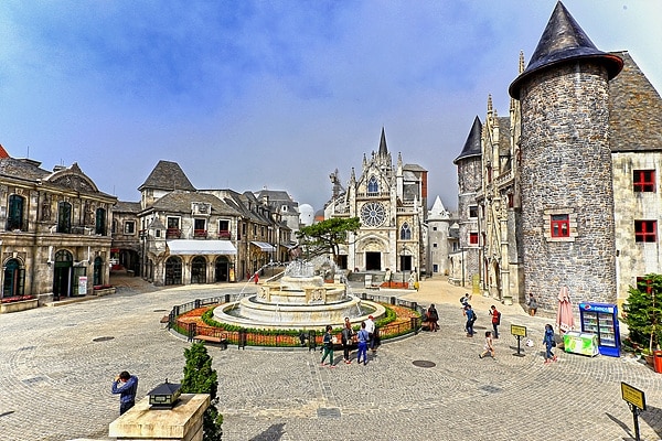 Du Dome Square and the Fountain