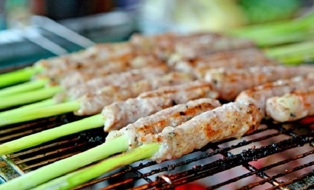 Hue's grilled nem lụi, rich in the flavors of the ancient capital, Hue