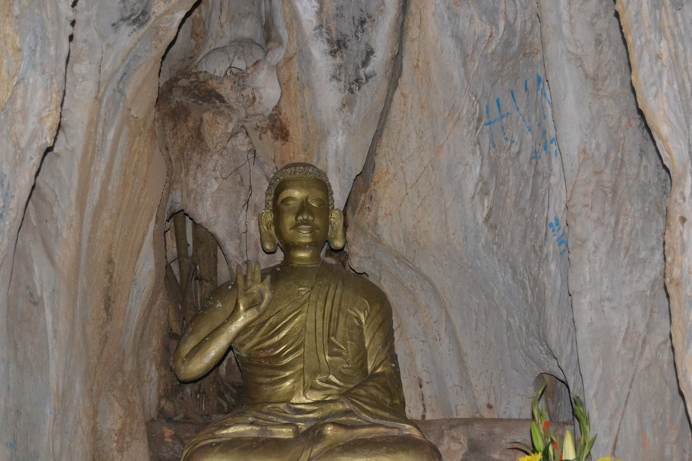 Inside Huyen Khong Cave, there are many spiritual Buddha statues, creating a reverent and solemn atmosphere.
