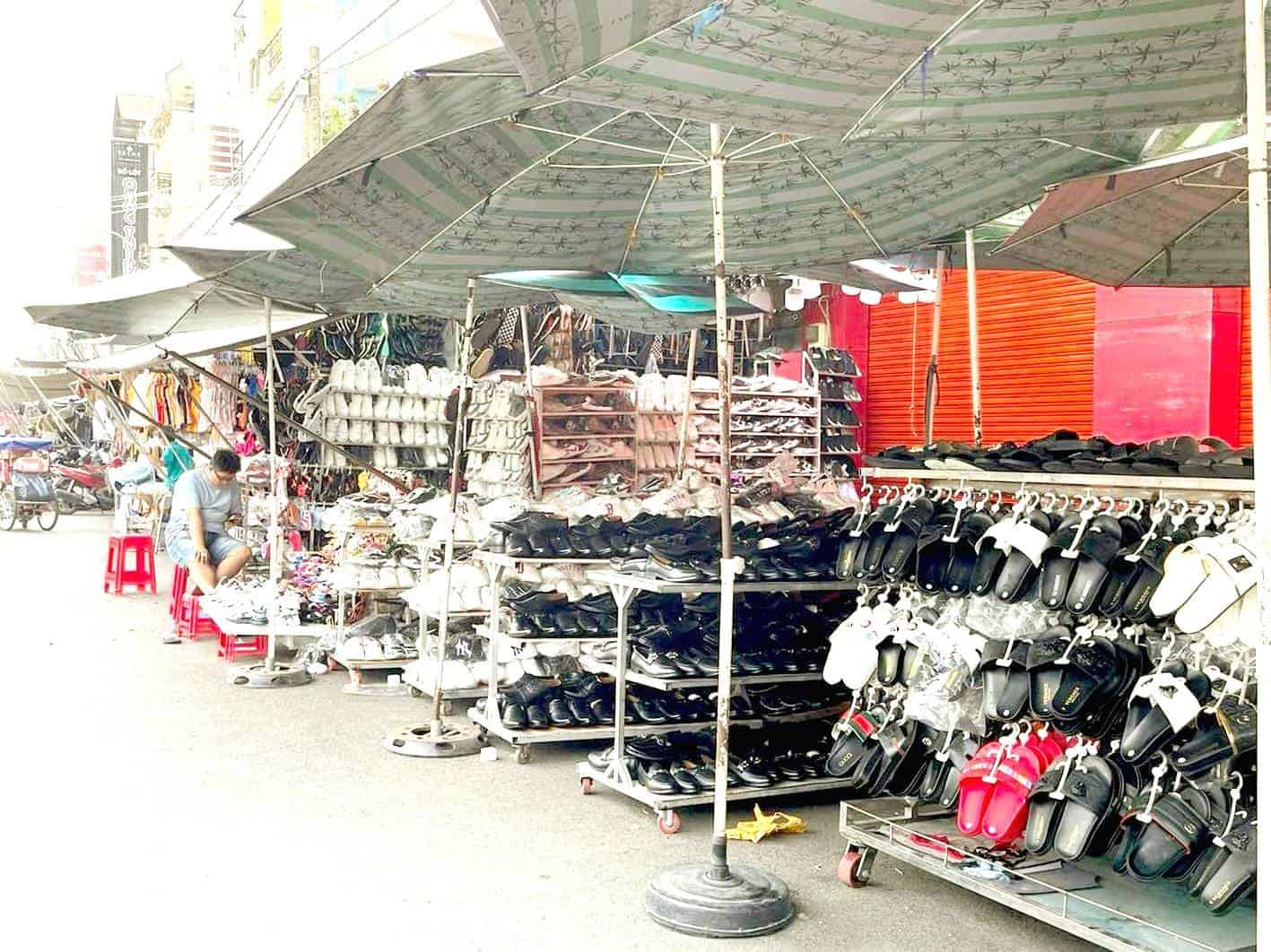 Shoes and footwear are the main products at Hanh Thong Tay Market.