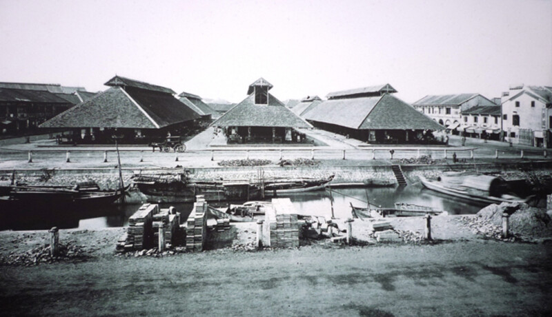 Historical photo of Ben Thanh Market by Ben Nghe River and the modern-day market with a clock tower.