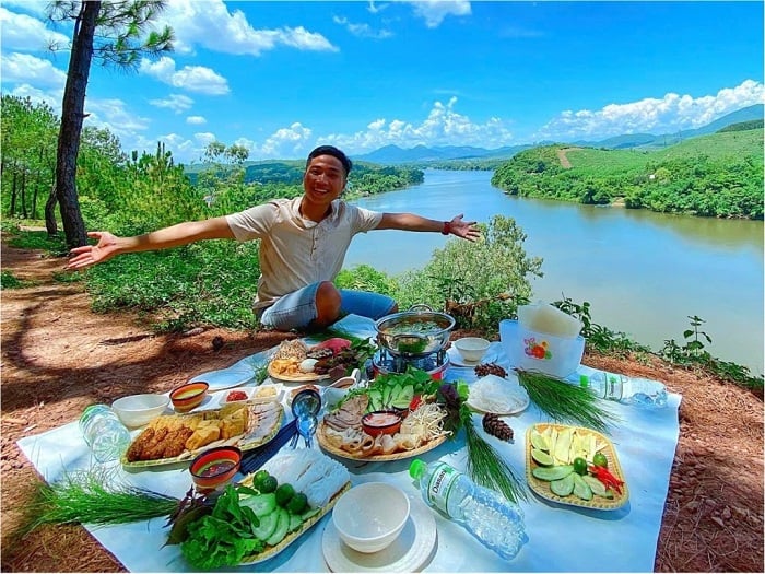 A group of friends camping at Vong Canh Hill Hue.