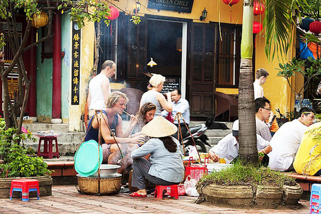 Street food stalls offering a variety of local dishes in Hoi An.