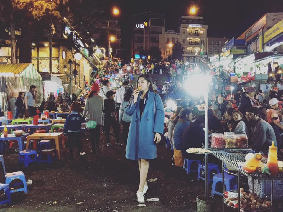 Outdoor area of Da Lat Market with fresh flowers, fruits, and vegetables for sale