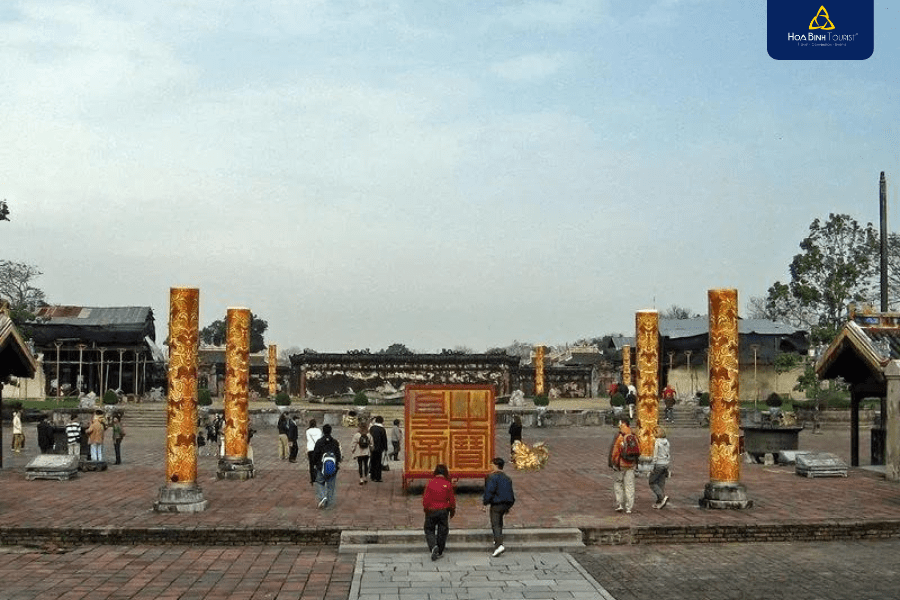 Dai Cung Mon, the main gate of the Forbidden Purple City, featuring its wooden construction and yellow-glazed tiles.