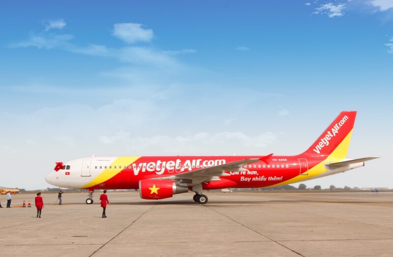 Airplane travel from Ho Chi Minh City to Da Lat with major airlines like Vietjet Air, Vietnam Airlines, and Jetstar.