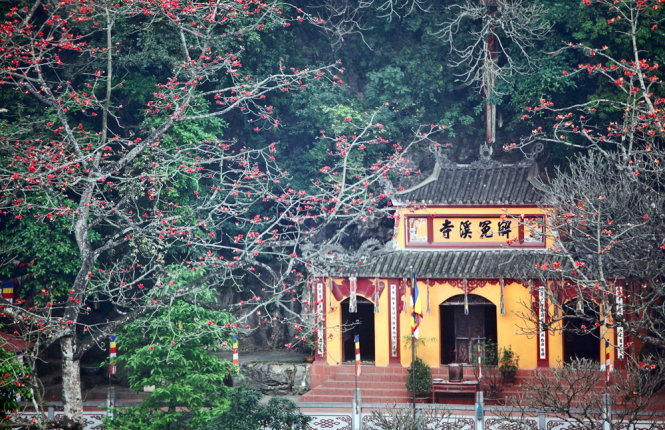 Exterior view of Giai Oan Pagoda, surrounded by lush greenery, reflecting the peaceful spirit of the Perfume Pagoda complex.