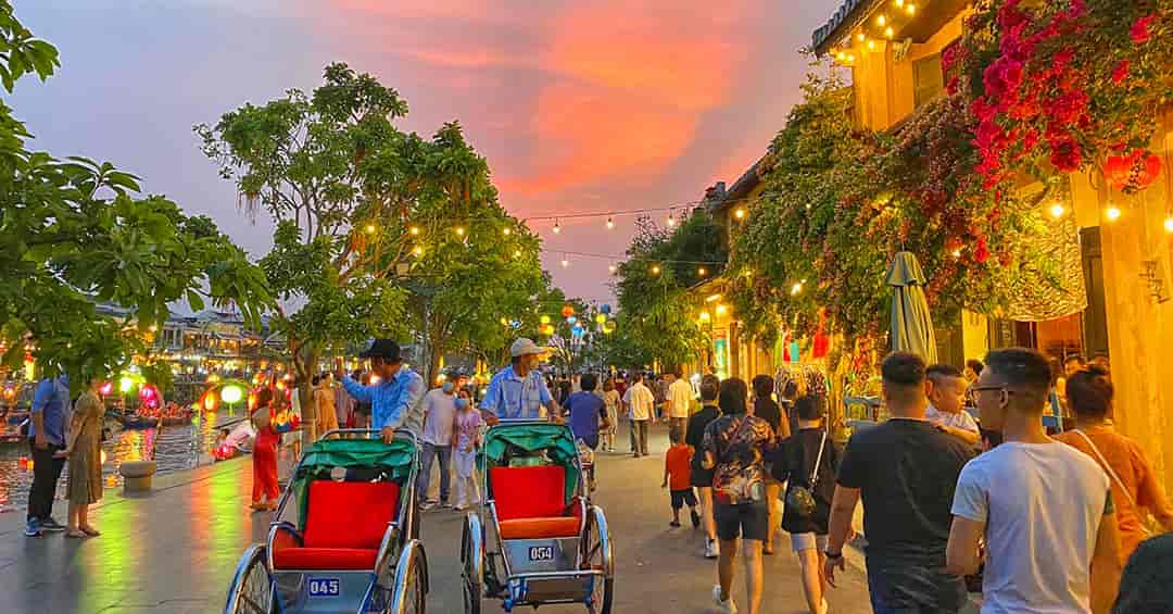 Arrival in the ancient town of Hoi An after visiting My Son Sanctuary.