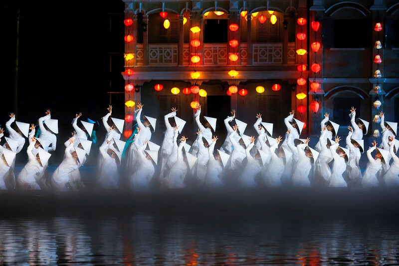 Dancers performing at the "Hoi An Memories" outdoor art show, depicting the cultural heritage of Hoi An.