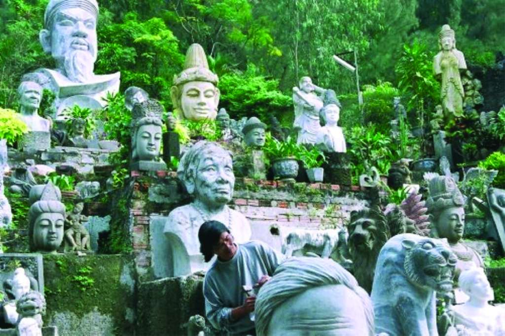 Non Nuoc Stone Carving Village in Marble Mountains, featuring marble sculptures.