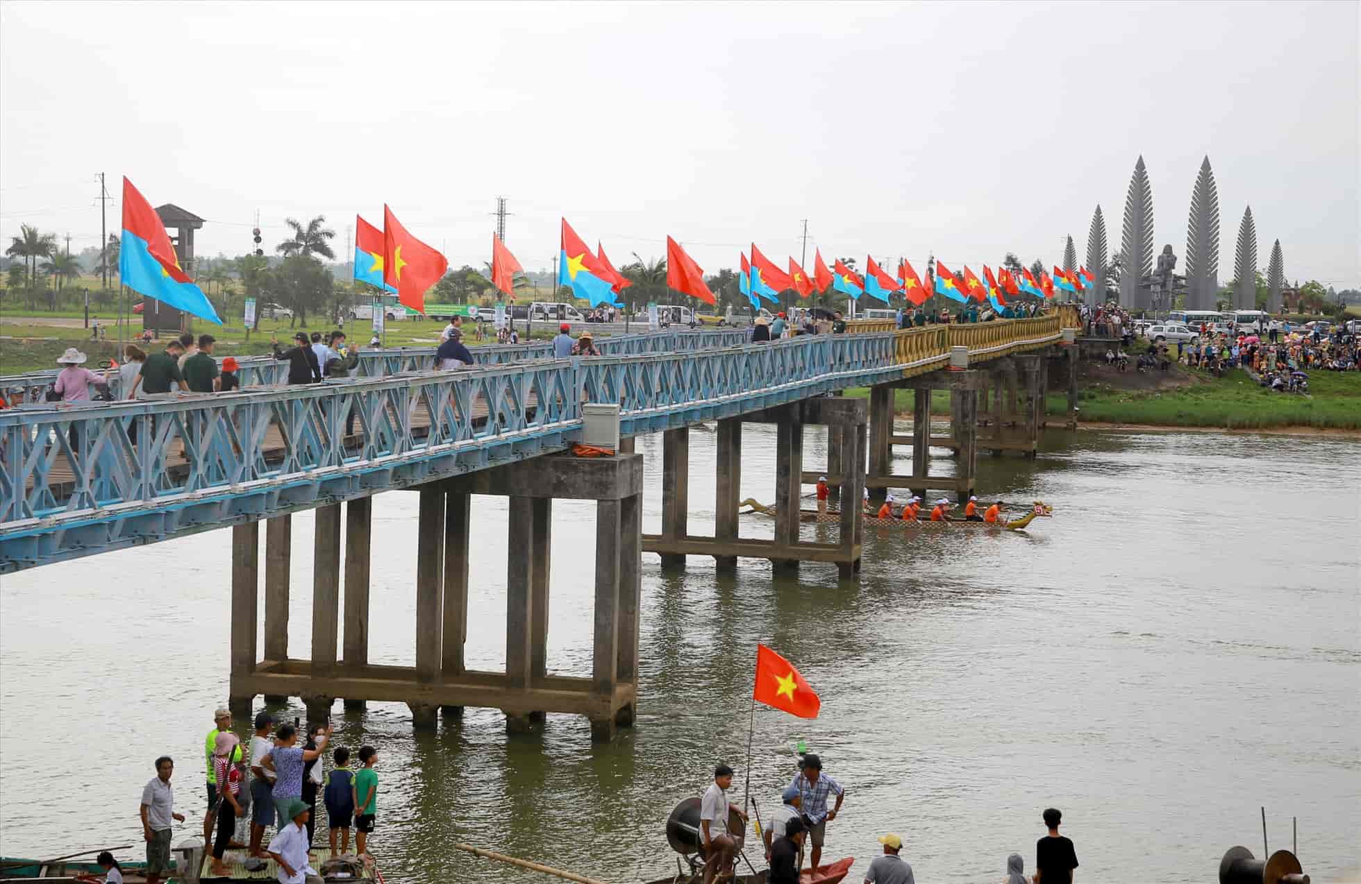 Hien Luong Bridge over Ben Hai River, historical site on the car route from Hoi An to Phong Nha.