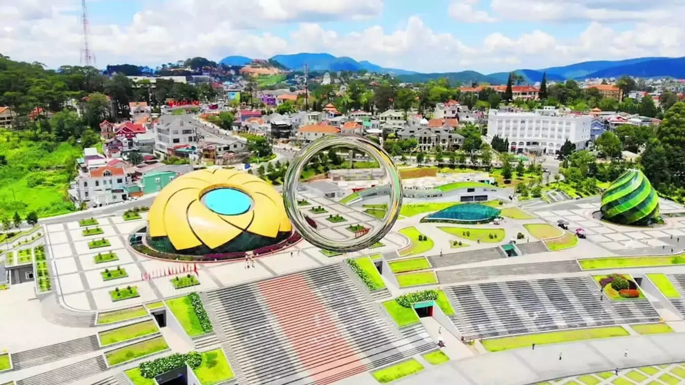 Quiet and spacious view of Lam Vien Square in Da Lat during early morning.