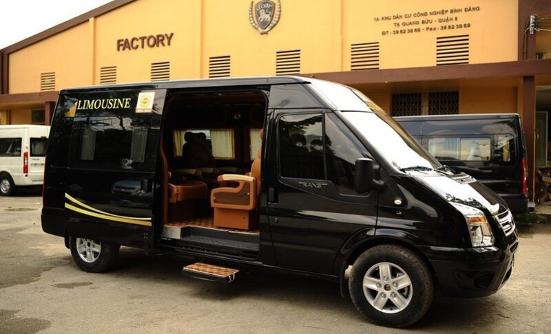 Luxury limousine rental service in Hanoi for tourism and work needs.