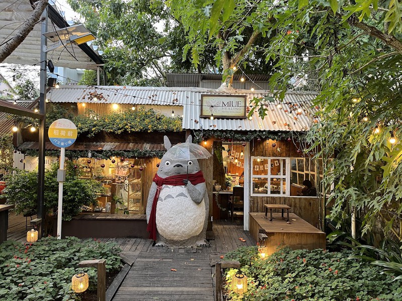 Still Café Da Lat with Japanese decor and Koinobori flags