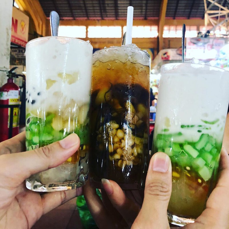 Colorful Vietnamese Sweet Soup (Chè) at Ben Thanh Market, served in a variety of flavors and styles.